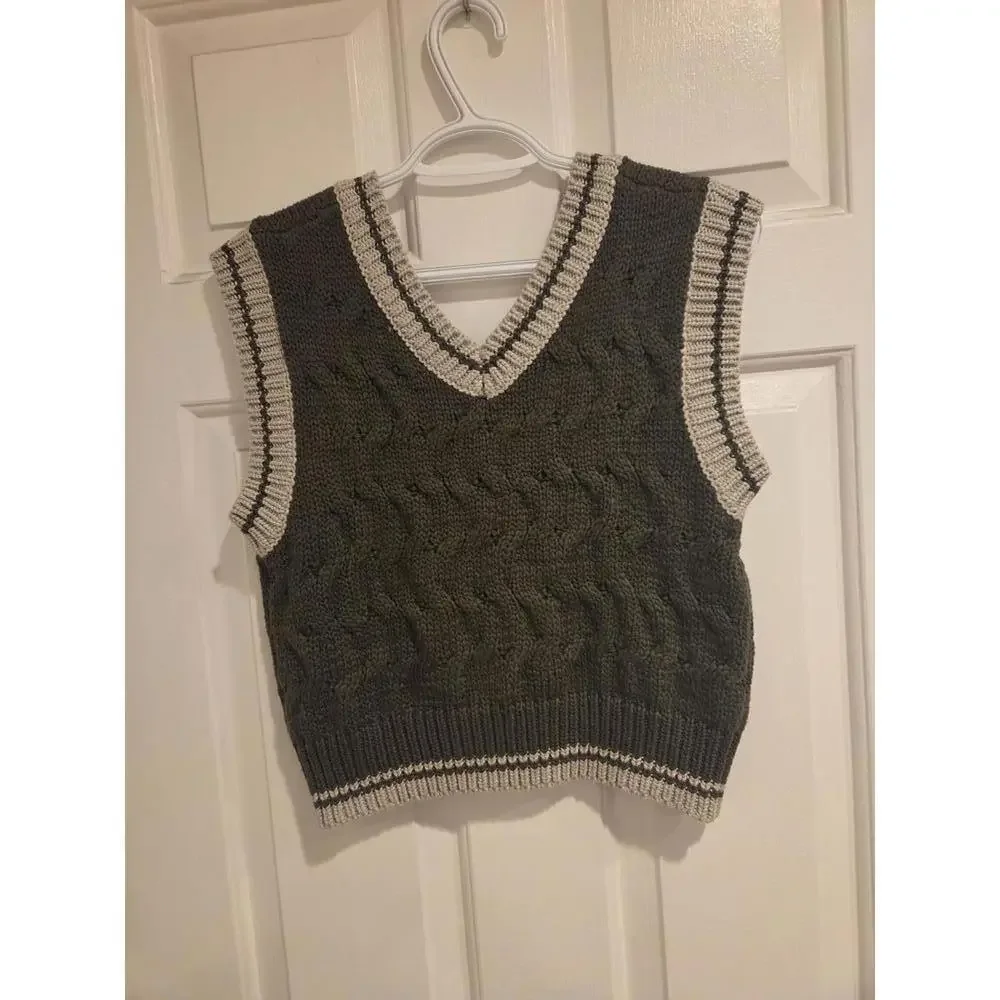 Crescent-  size medium -Green and Cream Cable Knit Sleeveless Sweater Vest - Picture 7 of 8
